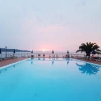 Coucher de soleil sur un lac avec une piscine à débordement, un endroit paisible pour se détendre.