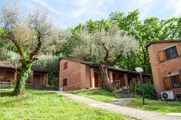 Camping Cerquestra offers bungalows and relaxation areas near Lake Trasimeno, in a green setting.