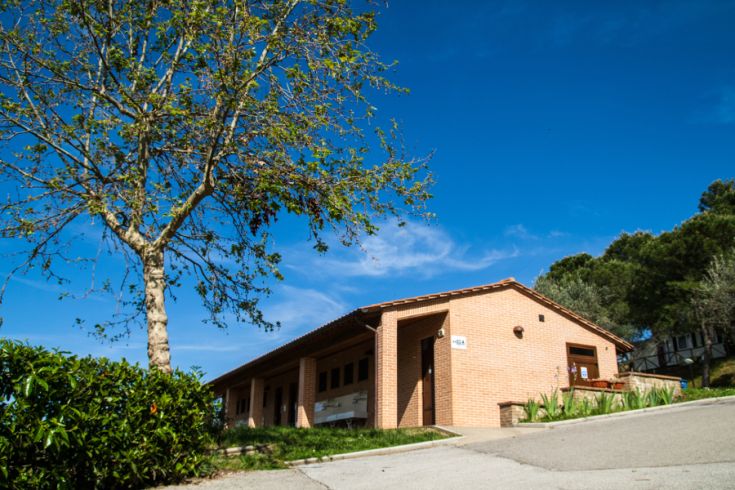 Serene facility in the greenery, perfect for relaxing vacations or for families with children.