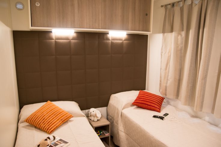 Bright room with single beds and modern furnishings, ideal for a comfortable stay.