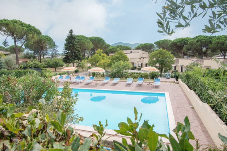Una piscina immersa in un ampio giardino verde, ideale per momenti di relax in un ambiente tranquillo.