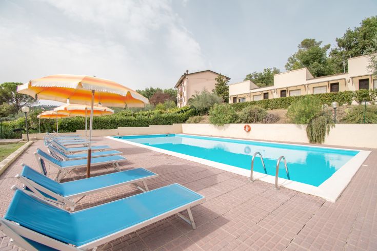 Scopri la piscina dell'Hotel Cantalodole, situato circondato dalla natura umbra.