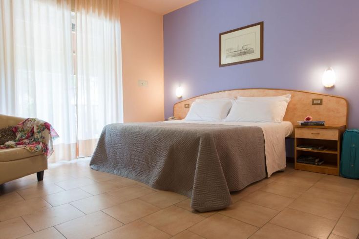 Chambre simple dans un hôtel à deux pas du lac Trasimène, avec un lit double et une bonne lumière.