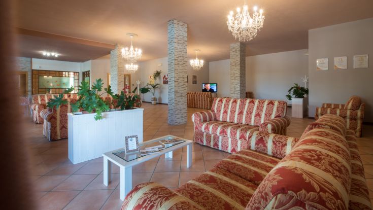 Hall spacieuse avec des sièges confortables et de grandes fenêtres laissant entrer la lumière naturelle, idéale pour se détendre.