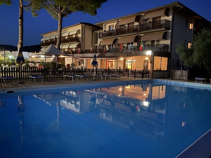 Hôtel accueillant avec vue sur le lac Trasimène, piscine et grand jardin. Idéal pour une escapade dans la nature.