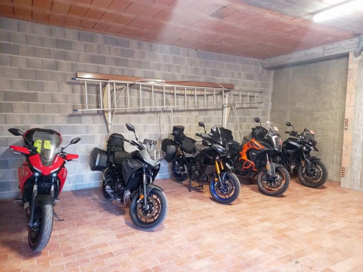 Un garage bien entretenu avec quelques motos disposées de manière ordonnée.