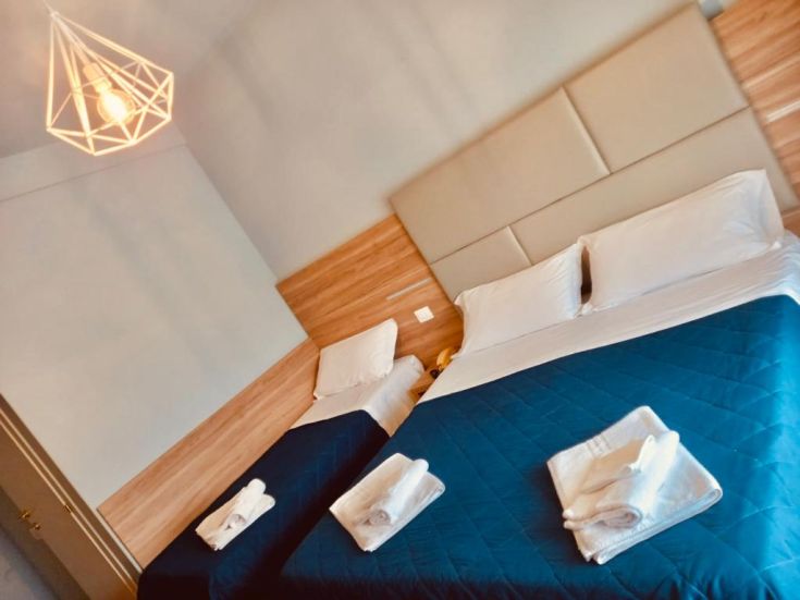 Chambre confortable avec des lits bien organisés et des draps propres, dans une ambiance simple et soignée.