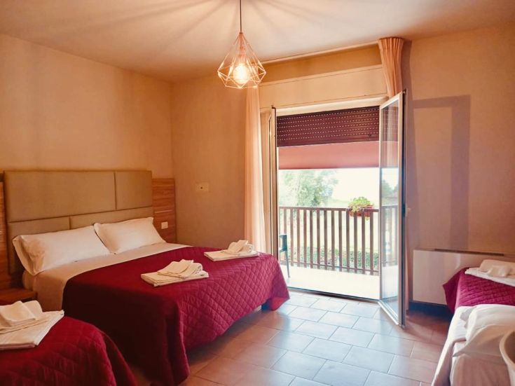 Chambre confortable avec vue sur le lac Trasimeno, idéale pour se détendre.