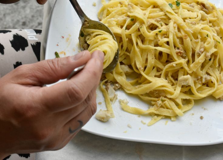 Un plat de pâtes simple, présenté de manière accueillante et savoureuse pour un dîner informel.