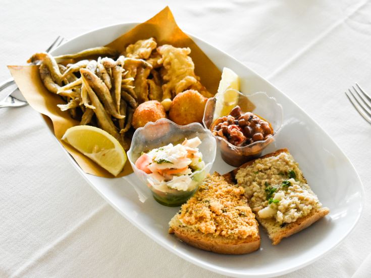 Un plat avec des spécialités de fruits de mer et des ingrédients frais, idéal pour un déjeuner simple.