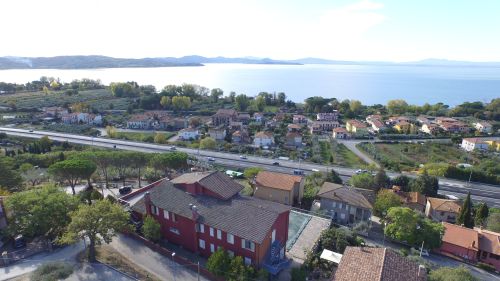 Hotel mit Blick auf den Trasimenischen See, Schwimmbad und Garten mit Oliven- und Eichenbäumen, in der Nähe von Passignano.