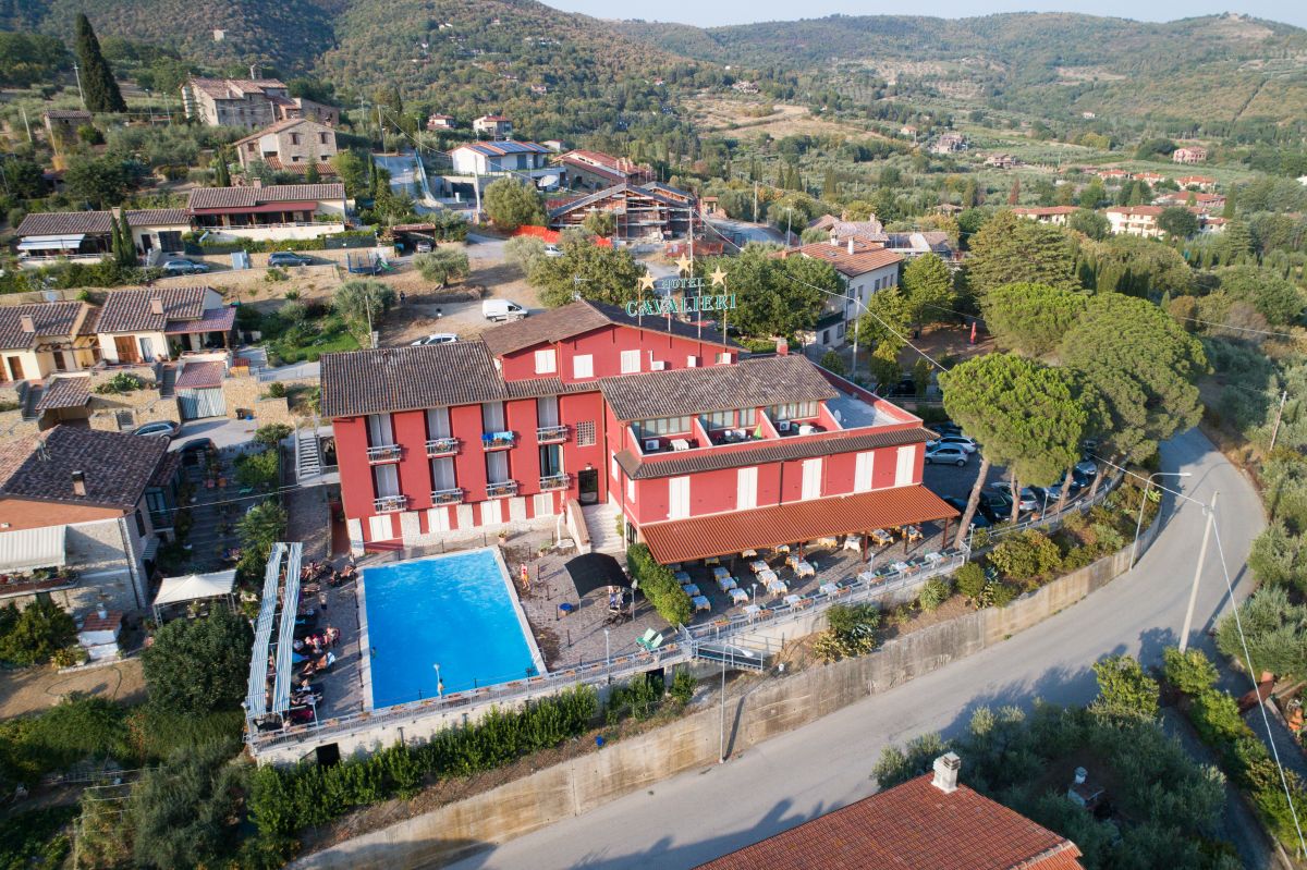 Hotel Cavalieri, circondato da ulivi, dispone di piscina, ristorante e camere con panorama sul lago Trasimeno.