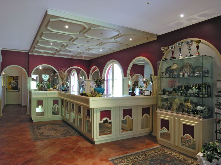 Hall d'hôtel avec un mobilier simple et une ambiance relaxante.