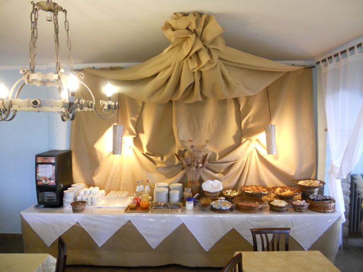 Petit déjeuner servi avec un assortiment de plats dans un cadre élégant et confortable.