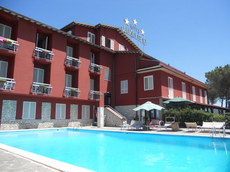 Hotel Cavalieri: un hôtel paisible avec piscine et vue sur le lac Trasimeno. Chambres confortables et restaurant traditionnel.