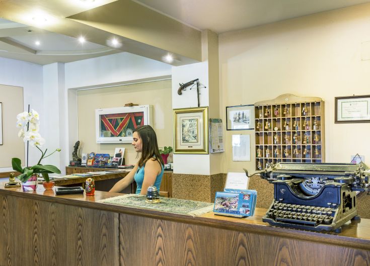 Located in a serene setting, the hotel reception is simple and functional, surrounded by nature near Lake Trasimeno.