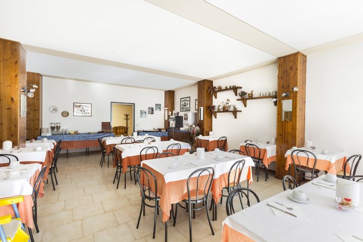 Cozy restaurant with well-set tables in a bright and friendly space, perfect for meals with loved ones.