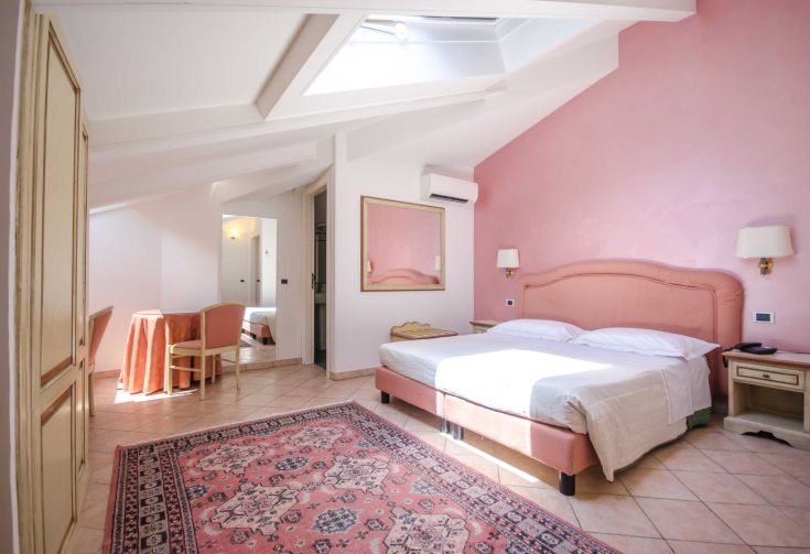 Hotel Kursaal room, simple and cozy, decorated in warm tones with essential comforts.