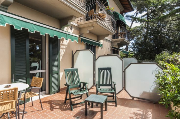 Comfortable terrace with a view of lush landscapes, perfect for outdoor relaxation moments.