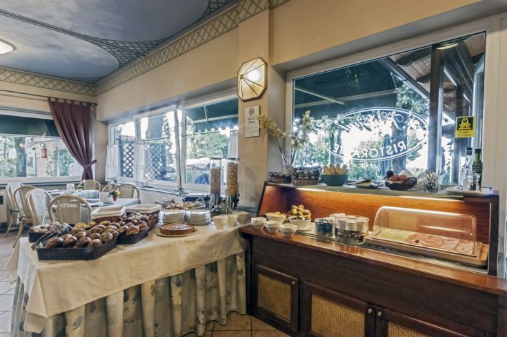 Breakfast in a cozy veranda with a view of Lake Trasimeno.