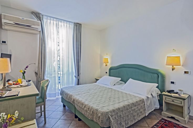 Spacious and comfortable room with modern furnishings, equipped with all amenities for a relaxing stay.