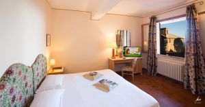 Komfortables Zimmer mit Blick auf Castel Rigone, eingerichtet in natürlichen Farbtönen mit einfachen Dekorationen.