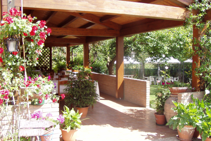 Un'area esterna con piante e fiori, perfetta per un pranzo informale all'aperto.