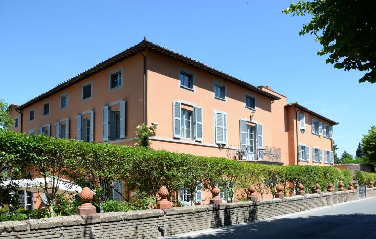 Edificio in Umbria con stanze arredate in modo semplice, accoglienti e funzionali.