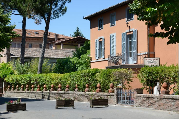 Hotel situato in un contesto naturale, ideale per brevi soggiorni. Design semplice e accogliente.