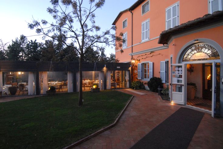 Palazzo caratteristico in Umbria, ideale per un soggiorno tranquillo. Stanze accoglienti e servizio cordiale.