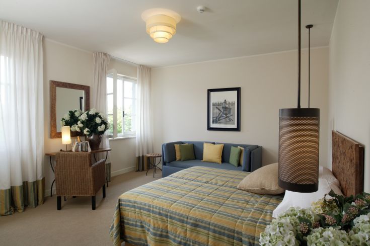 Una camera d'hotel semplice e accogliente, dotata di arredi funzionali e comfort moderni.