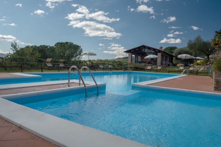 Rilassati presso la piscina della tenuta, circondato dalla natura e dal panorama collinare dell'Umbria.