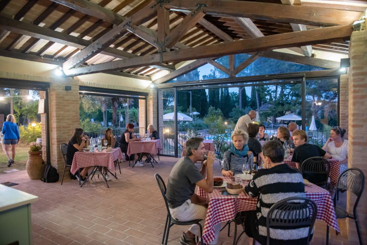 Ambiente caldo in un ristorante umbro, dove i clienti apprezzano le specialità della cucina locale.