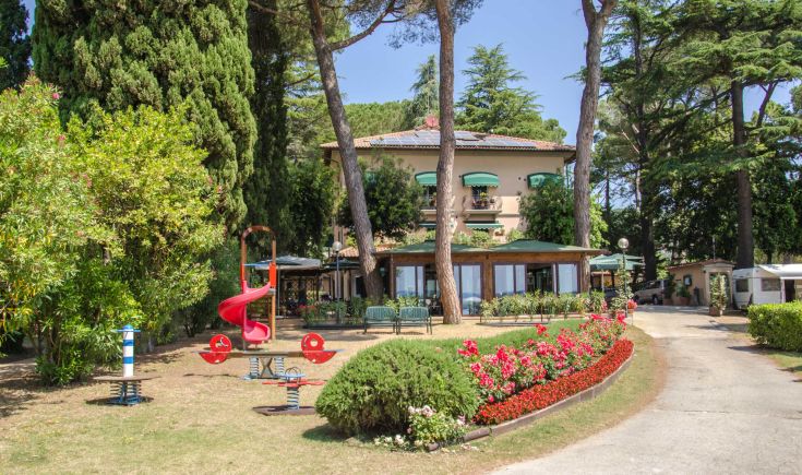 Campsite located in a green area, close to Lake Trasimeno, ideal for families and relaxing moments.