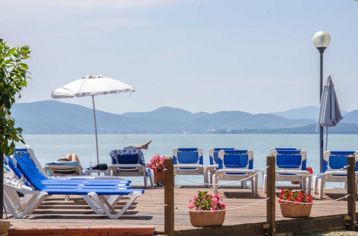 A serene lakeside spot perfect for relaxing and enjoying the surrounding nature.