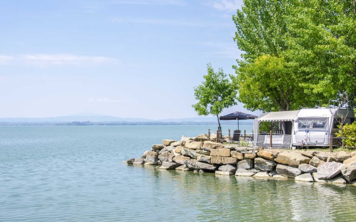 A peaceful area overlooking Lake Trasimeno, perfect for a relaxing break in nature.