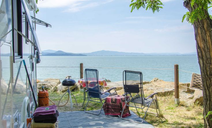A peaceful area along Lake Trasimeno, featuring simple and comfortable spaces for guests.