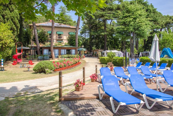 A campsite located in a green area, close to Lake Trasimeno, perfect for relaxing moments in nature.