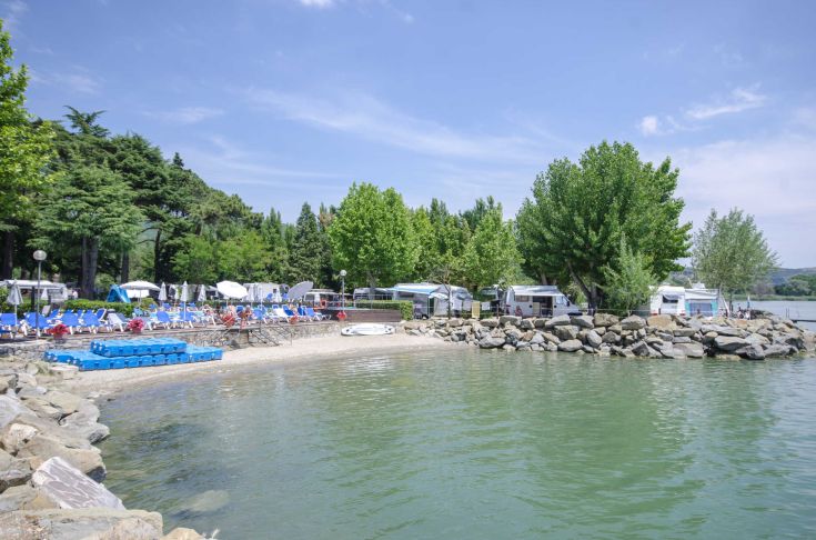 Quiet camping near Lake Trasimeno, ideal for relaxation and cultural stays.