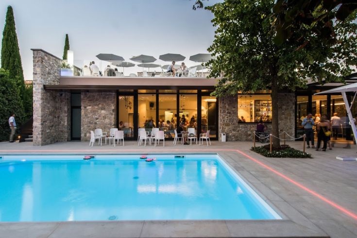 Panorama des Isola Verde Resorts mit einem Pool, umgeben von üppigem Grün, ideal zum Entspannen.