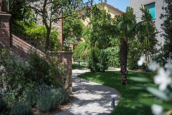 Ein gut gepflegter Garten mit Wegen und üppigem Grün, perfekt für einen ruhigen Spaziergang.