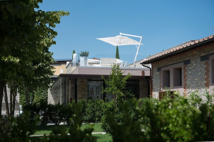 Ein Naturresort mit komfortablen Suiten und einem Pool für die Gäste.