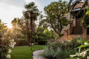 Ein grünes Resort mit einem gepflegten Garten, geräumigen und hellen Zimmern, ideal zum Entspannen.