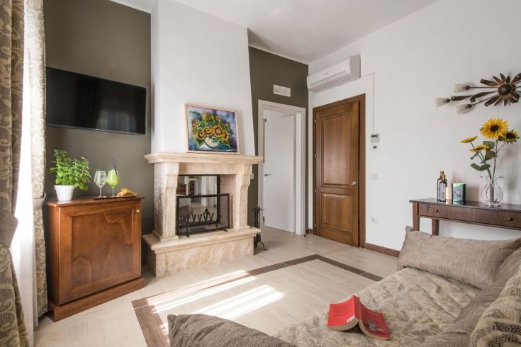 Gemütlicher und gut gestalteter Wohnraum mit schlichten Möbeln und schön platzierten Pflanzen, perfekt zum Entspannen.