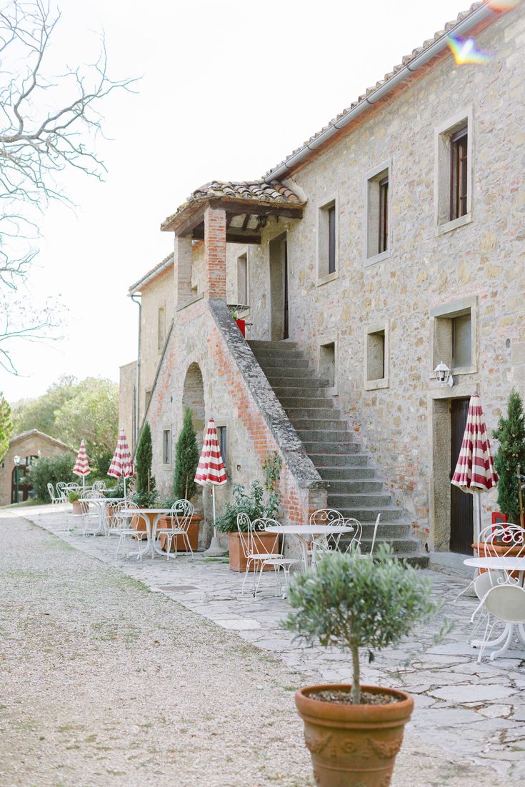 A farmhouse in Umbria, nestled in nature, featuring a well-maintained garden and cozy spaces.