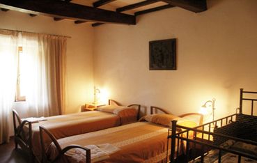 Ambiente accogliente e luminoso, perfetto per un soggiorno tranquillo in mezzo alla natura.