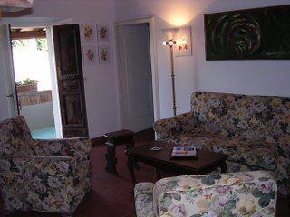 Un'accogliente zona giorno di un agriturismo, arredata con divani dal motivo floreale, ideale per momenti di relax.