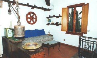 Camera semplice e accogliente in un agriturismo, con arredi tradizionali per un soggiorno tranquillo.