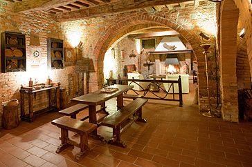 Spazio accogliente e semplice, caratterizzato da pareti in mattoni e mobili in legno naturale.