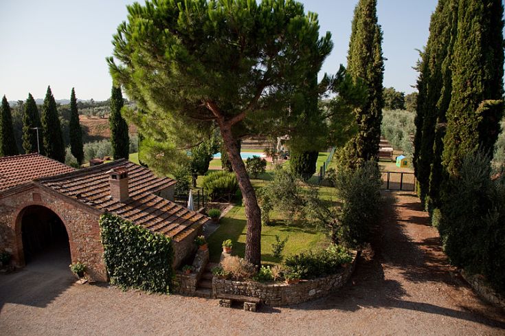 Casale immerso nella natura umbra, circondato da ulivi e cipressi. Situato in un ambiente tranquillo, ideale per il relax.